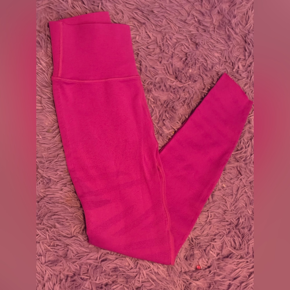 NWOT Fabletics Skulpknit ZigZag Highrise leggings. Sz Medium. Fiesta color.